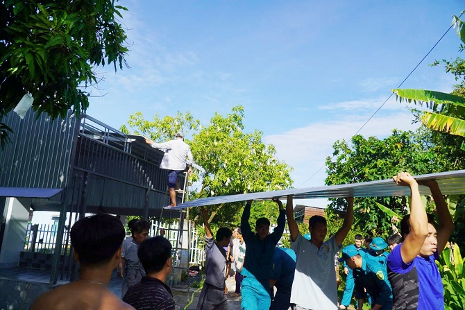 +ảnh 2: Chính quyền địa phương hỗ trợ người dân di dời đồ đạc đến nơi an toàn.