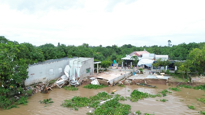 +ảnh 1: Hiện trường vụ sạt lở bờ sông Tiền nhìn từ trên cao.