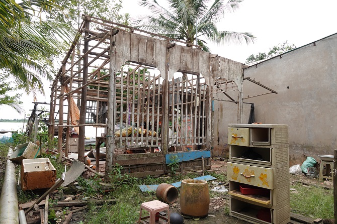 +ảnh 3: Cảnh tan hoang sau vụ sạt lở bờ sông Tiền.