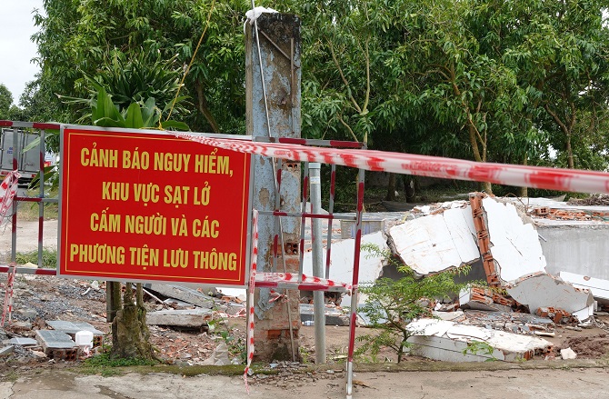 +ảnh 5: Tại khu vực sạt lở, chính quyền địa phương đã căng dây, dựng biển cảnh báo.