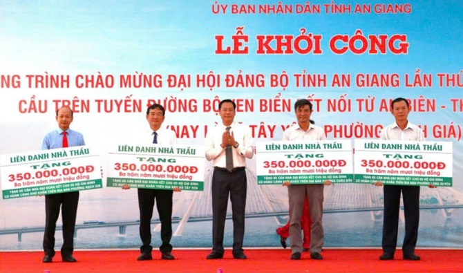 Ông Vương Đức Trường - Tổng Giám đốc Công ty TNHH Xây dựng và Thương mại Trường Phát đại diện Liên doanh nhà thầu trao bảng tượng trưng 20 căn nhà.