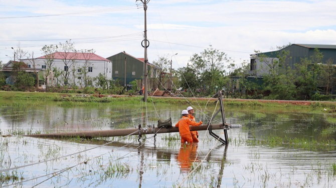 Công nhân kỹ thuật xử lý sự cố lưới điện tại xã Thạch Hà