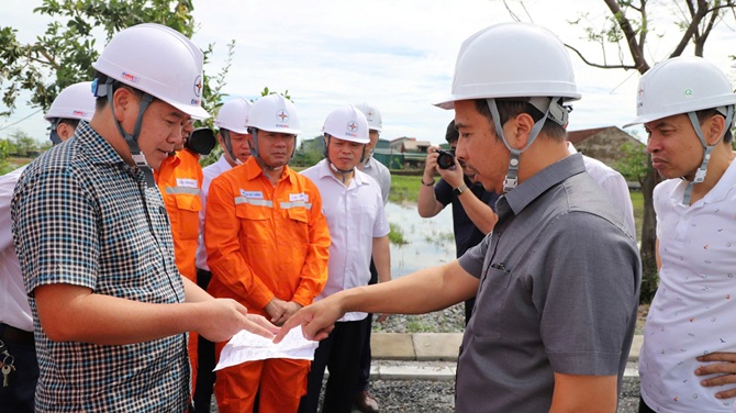 Ông Ngô Sơn Hải - Phó Tổng giám đốc EVN (thứ hai, từ phải sang) trao đổi với ông Bùi Xuân Thành - Trưởng ban An toàn Tổng công ty Điện lực miền Bắc (EVNNPC) về phương án cấp điện cho xã Thạch Hà