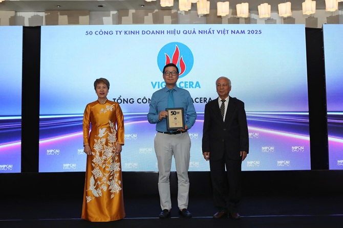 Ông Nguyễn Quốc Huy - Phó Giám đốc Ban Thương mại đại diện cho Tổng công ty Viglacera đón Chứng nhận “Top 50 Công ty kinh doanh hiệu quả nhất Việt Nam năm 2025”