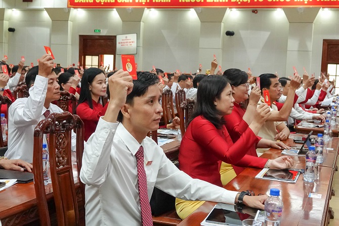 Các đại biểu biểu quyết thông qua các nội dung và chương trình Đại hội