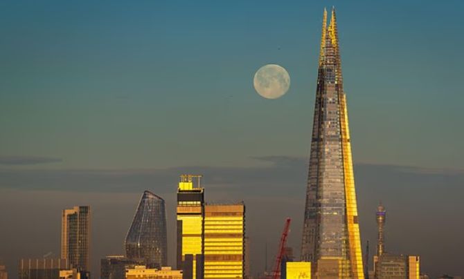 Chuyên gia tiết lộ rằng Mặt Trăng đang xa dần hành tinh của chúng ta.