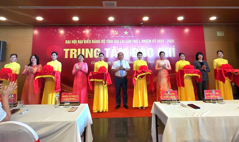 Các đại biểu cắt băng khai trương Trung tâm Báo chí phục vụ Đại hội đại biểu Đảng bộ tỉnh Gia Lai lần thứ I, nhiệm kỳ 2025 - 2030.