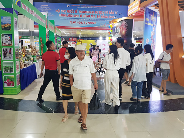 Không khí tham quan, mua sắm tại hội chợ khá sôi động.