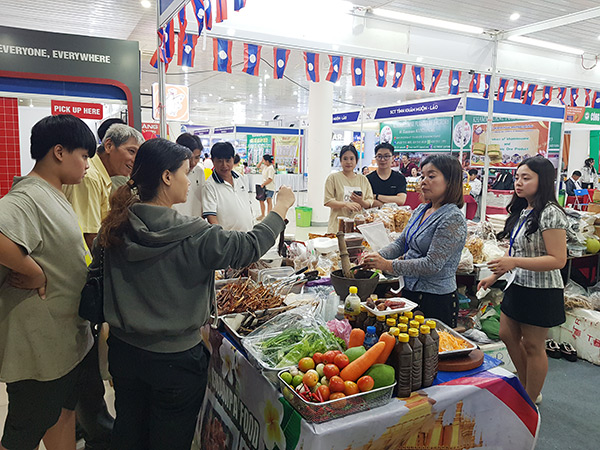 Gian hàng của tỉnh Atapu (Lào) tham gia hội chợ.