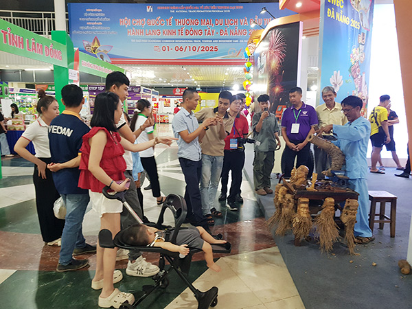 Thưởng lãm nghệ nhân Hội An trình diễn nghệ thuật tạc tượng từ gốc tre.