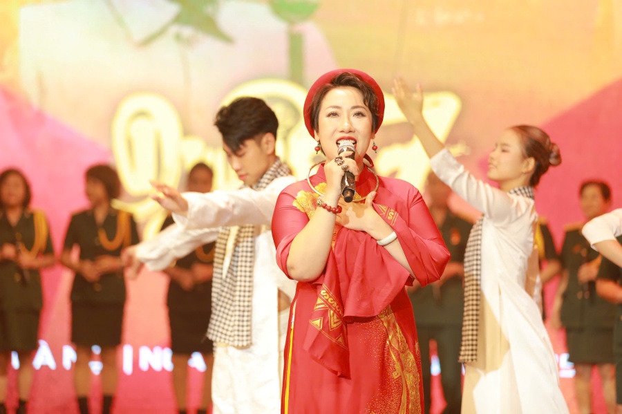 Sao Mai Hiền Anh biểu diễn trong chương trình.