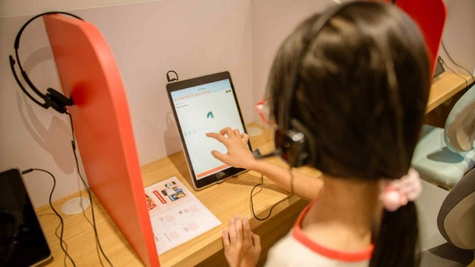 Học sinh tiểu học học tiếng Anh cùng Al