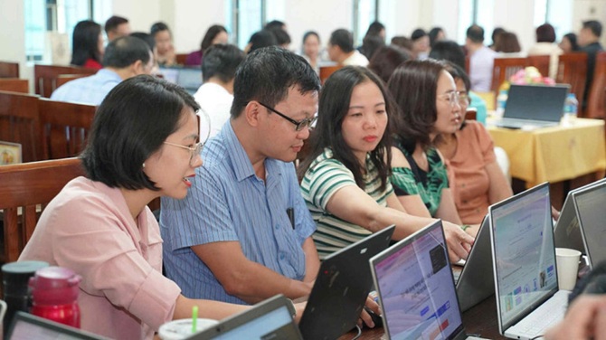 Giáo viên Trường THPT Quang Trung (Đống Đa, Hà Nội) tập huấn ứng dụng trí tuệ nhân tạo và thiết bị công nghệ để thực hiện Chương trình giáo dục phổ thông 2018