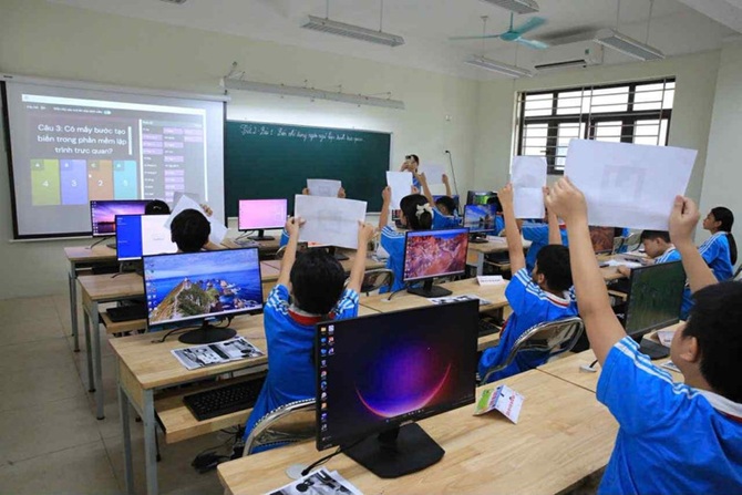 Học sinh hào hứng trong tiết học