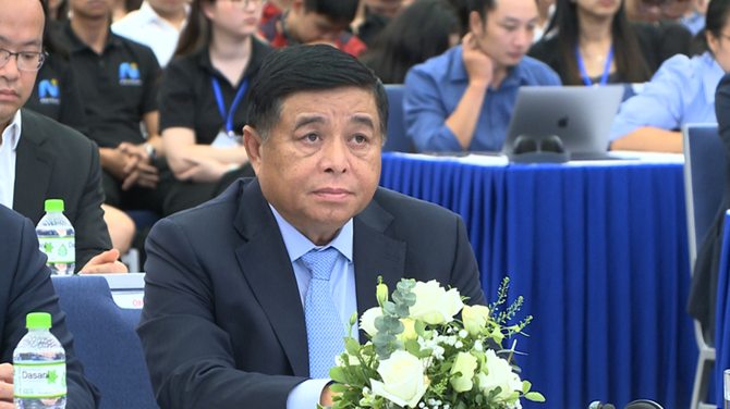 Phó Thủ tướng Nguyễn Chí Dũng, Phó Trưởng Ban Chỉ đạo của Chính phủ về phát triển khoa học, công nghệ, đổi mới sáng tạo, chuyển đổi số dự và phát biểu tại diễn đàn - Ảnh: VGP/Thu Sa