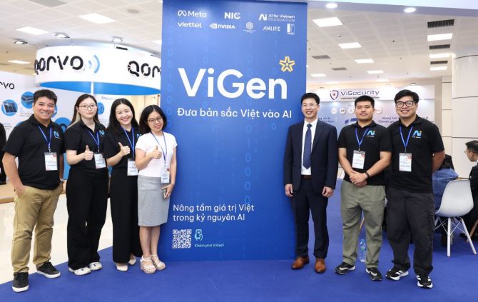 Ông Hùng Trần và các cộng sự thuộc dự án ViGen tại Trung tâm Đổi mới sáng tạo quốc gia. Ảnh: FBNV