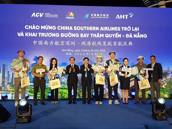 Tặng quà cho các vị khách may mắn trên chuyến bay.