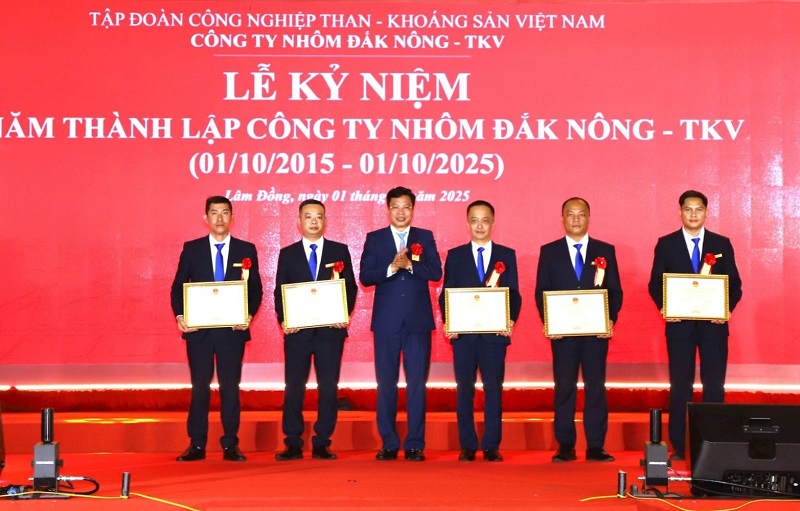 Phó Bí thư Tỉnh ủy Lâm Đồng trao bằng khen cho các cá nhân có thành tích xuất sắc.