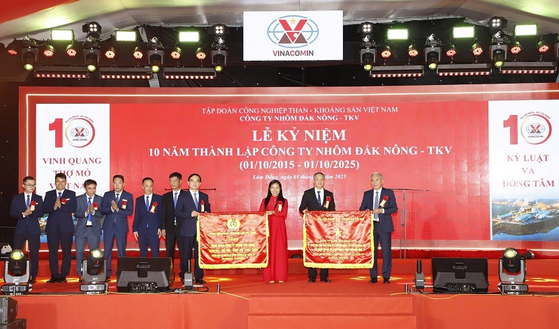 Lãnh đạo TKV trao tặng khen thưởng cho Công ty Nhôm Đắk Nông. 