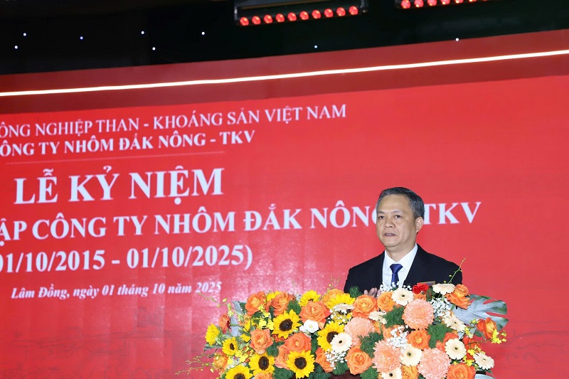 Ông Nguyễn Bá Phong - Giám đốc Công ty Nhôm Đắk Nông, chia sẻ tại buổi lễ.