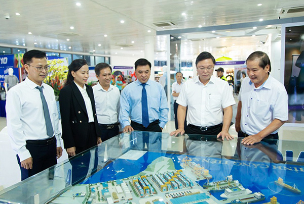 Ông Dương Đức Xuân (bìa phải) giới thiệu với khách tham quan và các đối tác về gian hàng của Cảng Đà Nẵng tại hội chợ quốc tế EWEC 2025.