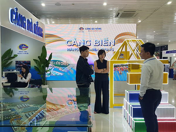 Các công nghệ mới được Cảng Đà Nẵng giới thiệu tại hội chợ EWEC 2025 thu hút nhiều sự quan tâm.