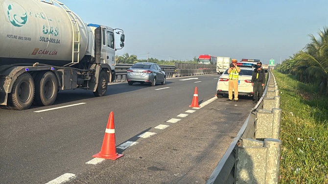 +ảnh 1: Lực lượng CSGT đang làm nhiệm vụ trên cao tốc TP.HCM – Cần Thơ.