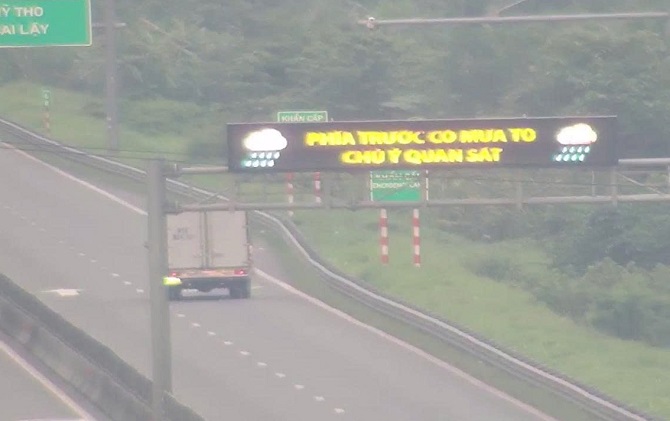 +ảnh 3: Biển điện tử cảnh báo được lắp đặt giúp các tài xế chủ động lái xe an toàn.