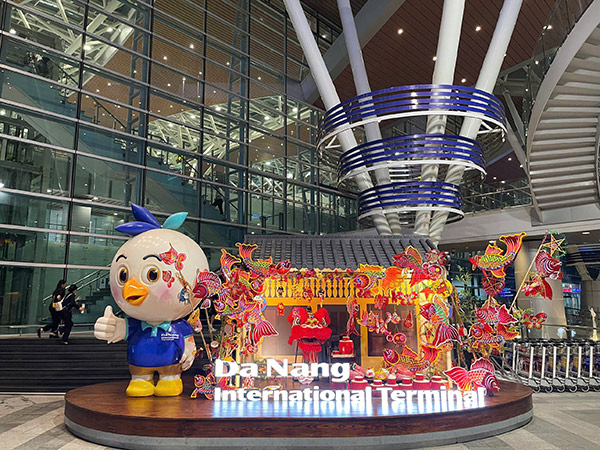 Nhà ga quốc tế T2 sân bay Đà Nẵng khoác lên mình tấm áo mới rực rỡ sắc màu của mùa Tết Trung thu 2025.