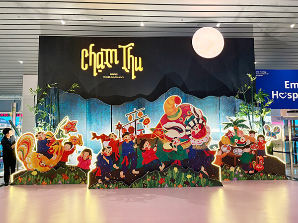 Triển lãm "Chạm Thu" tổ chức Được tổ chức tại cửa khởi hành số 7, khu vực cách ly của nhà ga quốc tế T2 sân bay Đà Nẵng.