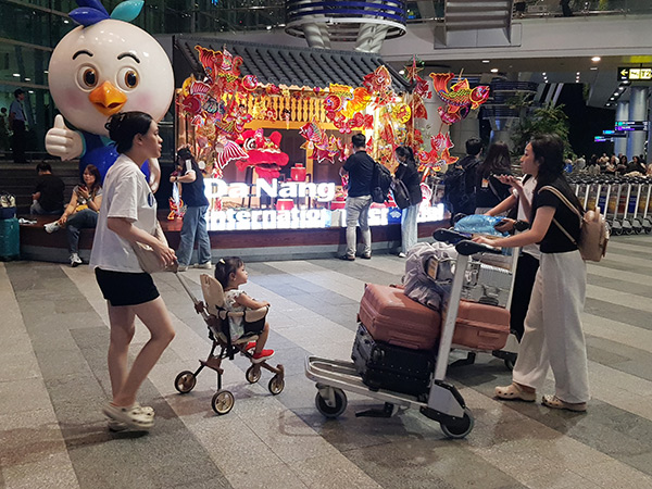 Hành khách thưởng lãm không khi Tết Trung thu 2025 tại nhà ga quốc tế T2 sân bay Đà Nẵng.