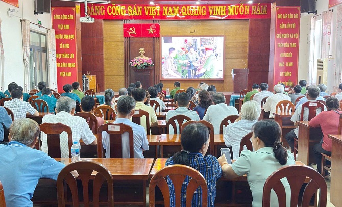 Ảnh 1: Tham dự buổi lễ có lực lượng công an, quân sự phường, đại diện các ban, ngành, đoàn thể cùng đông đảo nhân dân từ 84 khu phố trên địa bàn phường Đông Hưng Thuận.