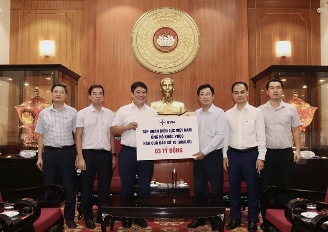 Tổng giám đốc EVN Nguyễn Anh Tuấn (thứ ba, từ trái sang) đại diện trao biểu trưng ủng hộ 3 tỷ đồng của Tập đoàn Điện lực Việt Nam để góp phần khắc phục hậu quả bão số 10