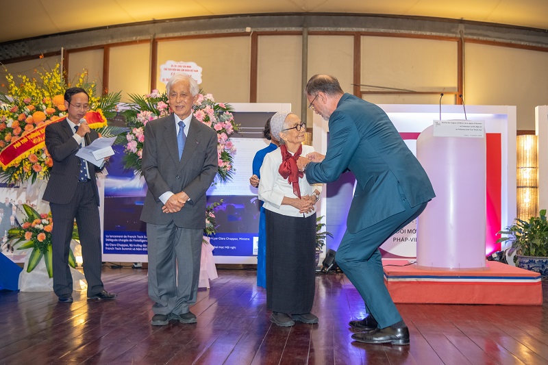 Đại sứ Olivier Brochet trao Huân chương Bắc đẩu Bội tinh bậc Sĩ quan cho GS Lê Kim Ngọc