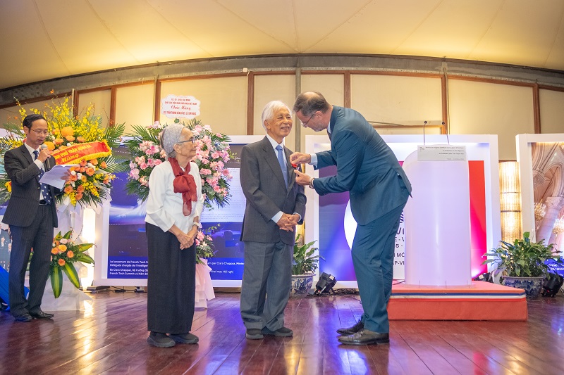 Đại sứ Olivier Brochet trao Huân chương Bắc đẩu Bội tinh bậc Sĩ quan cho GS Trần Thanh Vân và GS Lê Kim Ngọc