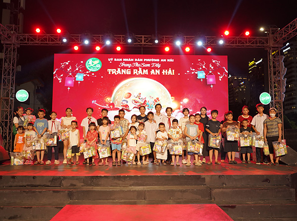 Trao quà Trung thu cho các trẻ em có hoàn cảnh khó khăn trên địa bàn phường An Hải.