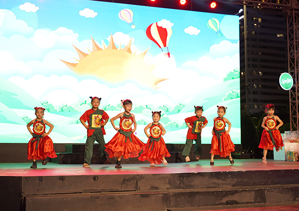 Sân khấu Pink Beach rực rỡ, tràn ngập tiếng nhạc và niềm vui trong chương trình “Trung thu sum vầy – Trăng rằm An Hải”.