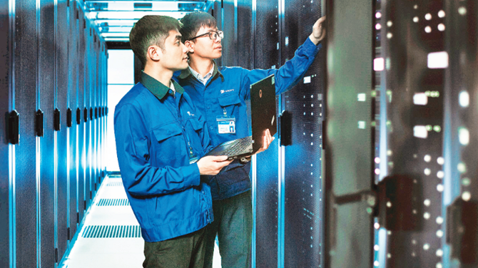 Kỹ thuật viên VNPT kiểm tra thiết bị tại trung tâm dữ liệu