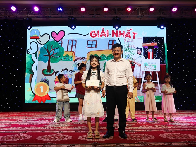 Ban lãnh đạo tặng quà cho các bé giành giải thưởng cuộc thi vẽ tranh