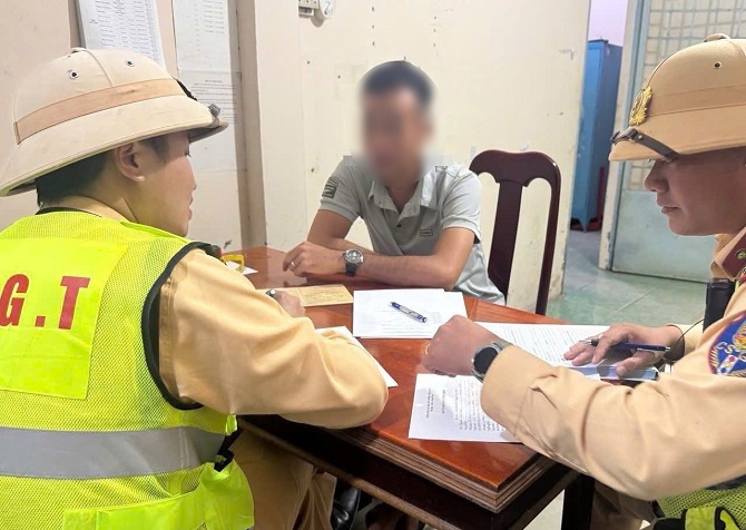 +ảnh 2: Cơ quan công an đang làm việc với anh A.