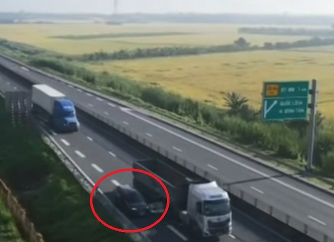 +ảnh 1: Anh A. dừng xe trên cao tốc để quay Flycam (khoanh tròn).