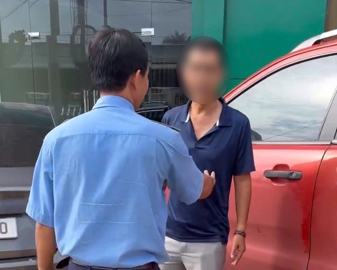 +ảnh 1: Bảo vệ công ty đã can ngăn Huỳnh Tuấn E. lại