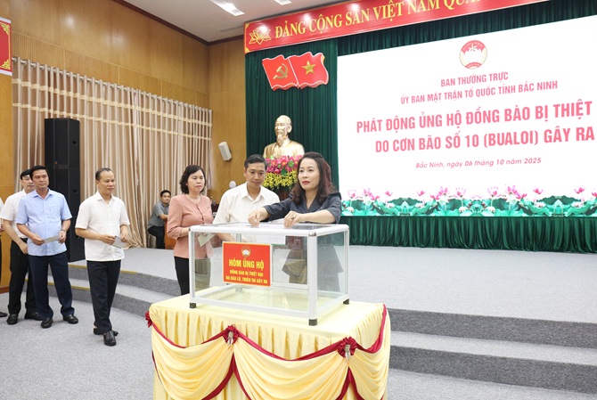 Các đồng chí lãnh đạo tỉnh cùng các đại biểu tham gia ủng hộ tại Chương trình.