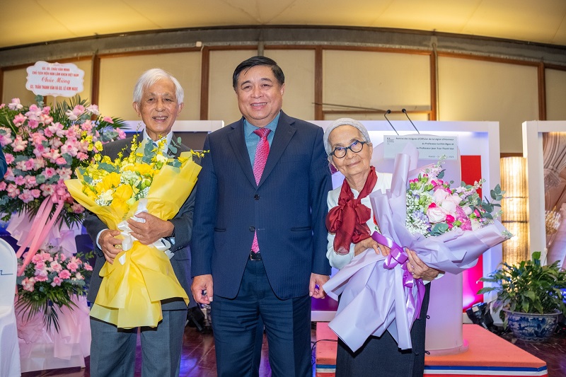 Phó Thủ tướng Nguyễn Chí Dũng chúc mừng vợ chồng GS Trần Thanh Vân và GS Lê Kim Ngọc.