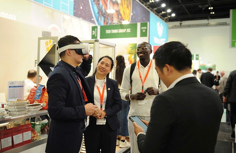 Simexco Daklak đã giới thiệu trải nghiệm VR 360 (thực tế ảo) cho khách tham quan, tái hiện toàn bộ chuỗi cung ứng từ nông trại đến nhà máy, từ canh tác đến chế biến.