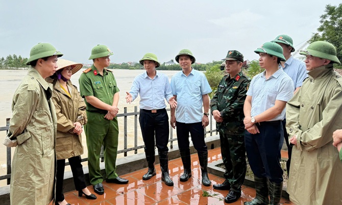 Các đồng chí: Nguyễn Việt Oanh, Lâm Thị Hương Thành, Lê Xuân Lợi kiểm tra tại khu vực thôn Cẩm Bào, xã Xuân Cẩm.