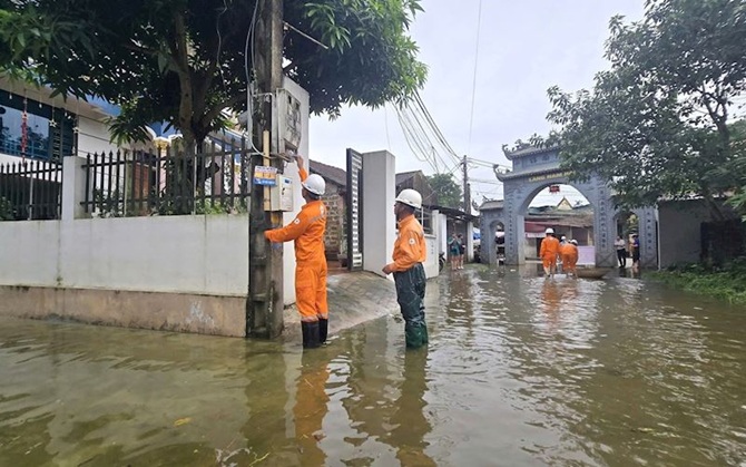 Công nhân EVNHANOI kiểm tra thiết bị điện tại vùng ngập úng