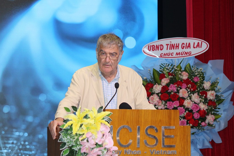 GS Serge Haroche – Giải Nobel Vật lý năm 2012, chia sẻ tại hội nghị.