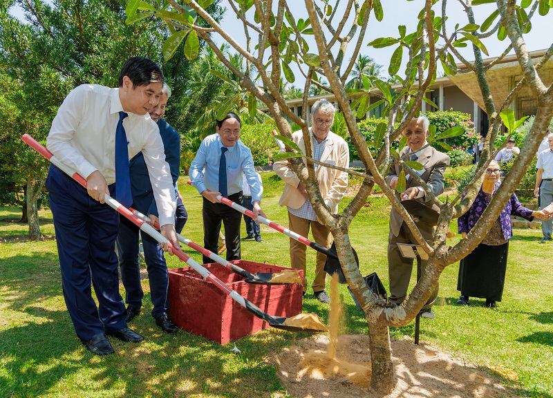 Các đại biểu trồng cây lưu niệm tại vườn cây Nobel. 