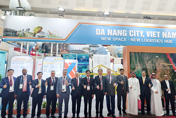 Các đại biểu quốc tế tham quan, chụp ảnh lưu niệm tại gian trưng bày của TP Đà Nẵng trong khuôn khổ FWC 2025.